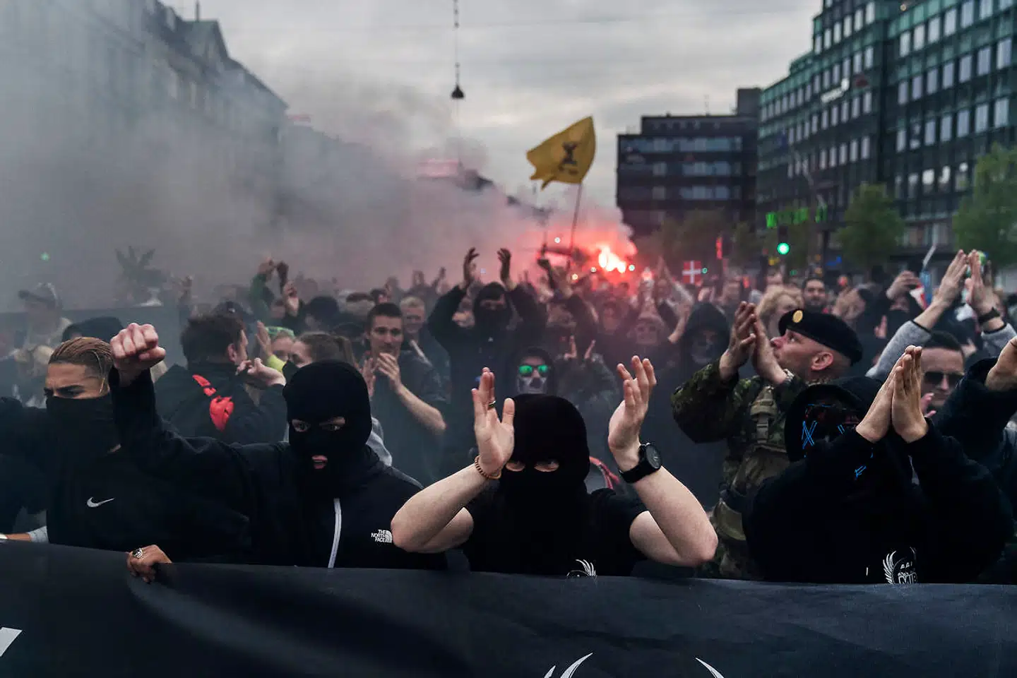 Protestbevægelsen Men In Black demonstrede lørdag aften for frihedsrettigheder i København.