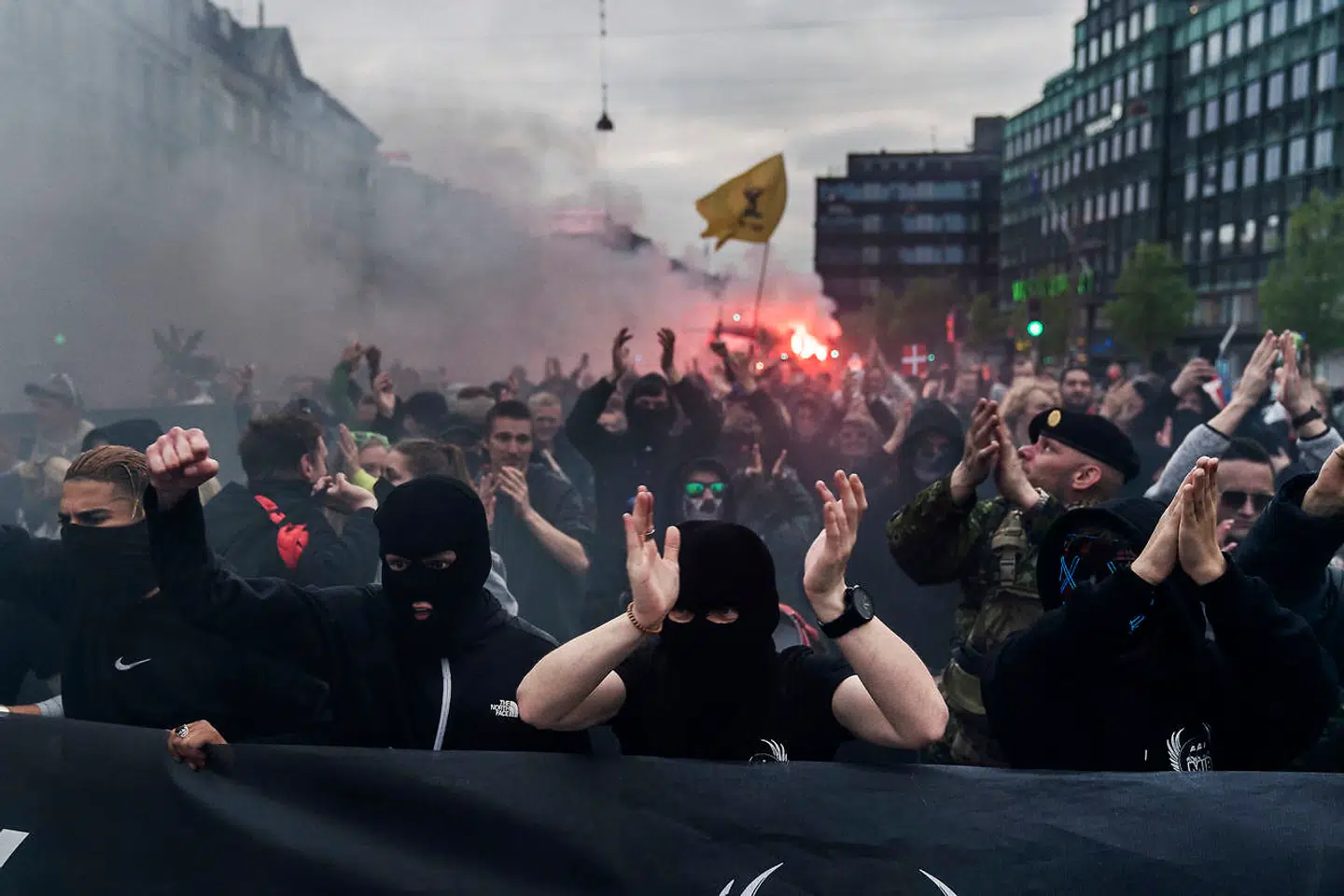 Protestbevægelsen Men In Black demonstrede lørdag aften for frihedsrettigheder i København.