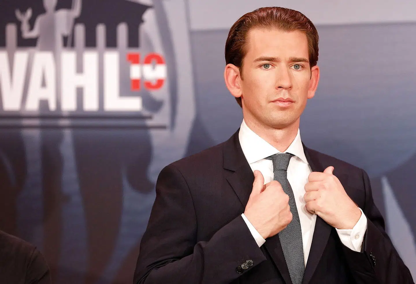 »Wunderwuzzi«, vidunderbarn, blev den unge komet Sebastian Kurz døbt af de tyske medier for få år siden. Den konservative kanslers politiske opstigen i Østrig har været hurtig og vild. Hans fald fra tinderne kan meget vel vise sig at blive tilsvarende brat.