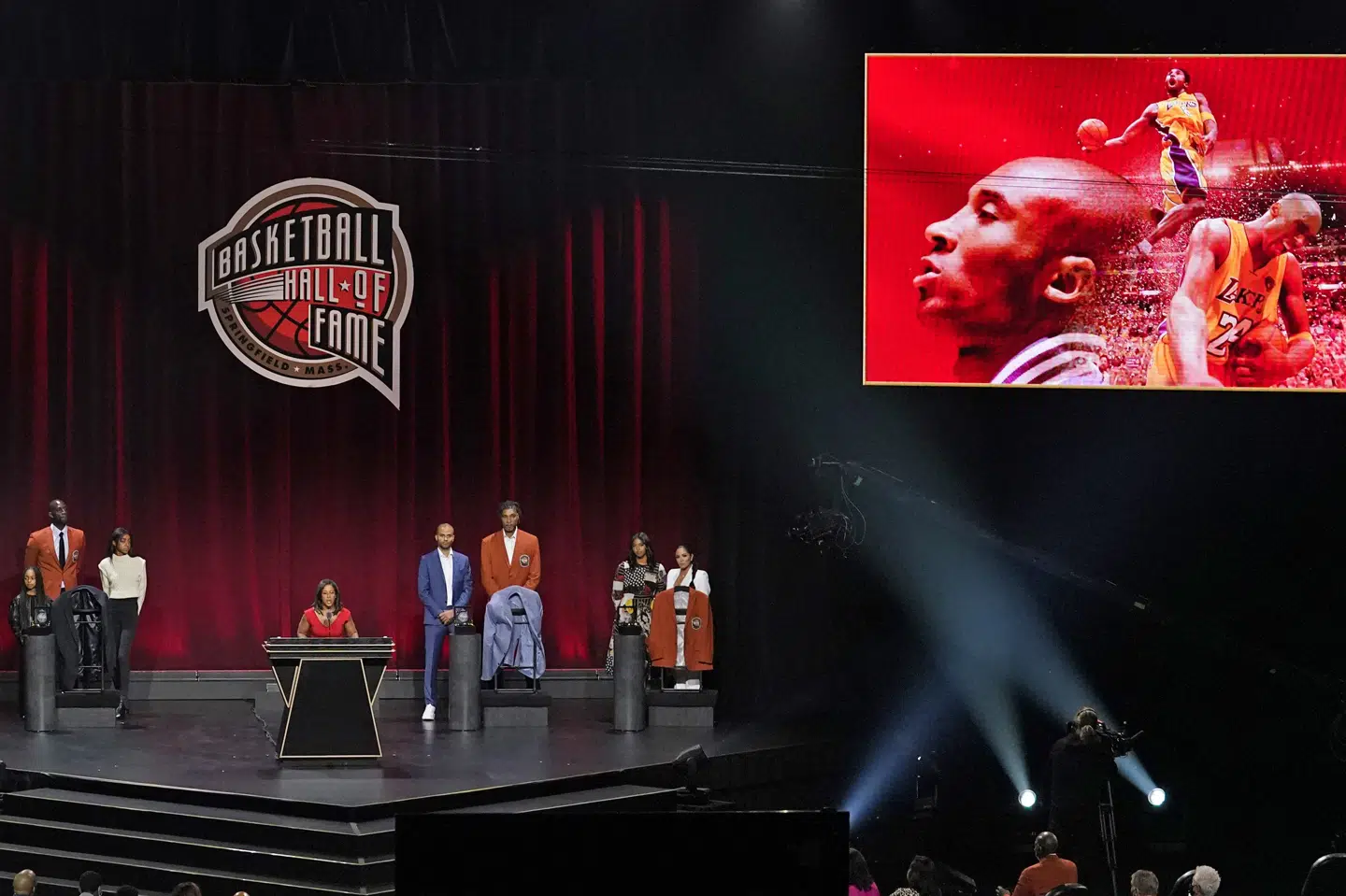 Kobe Bryants datter Natalia og enke Vanessa var fredag mødt op for at tage imod den jakke, som Hall of Fame-medlemmer får. Kathy Willens/Ritzau Scanpix