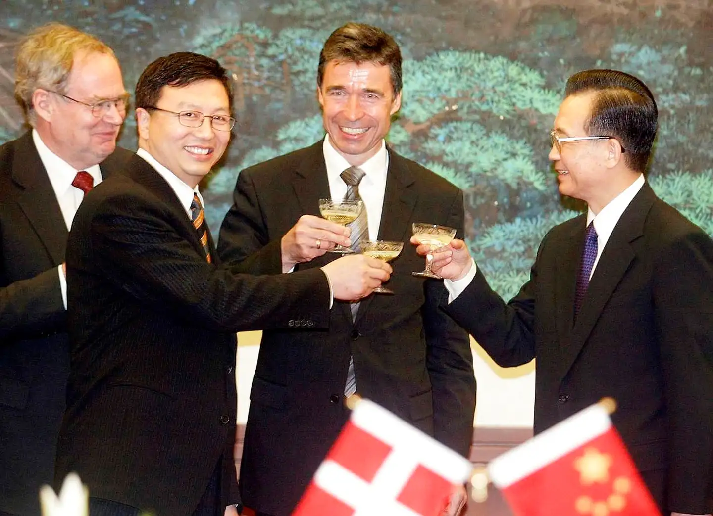 Tidligere statsminister Anders Fogh Rasmussen (V) skåler med Kinas daværende præsident, Wen Jiabao (th), under et statsbesøg i 2004. Fire år senere underskrev de to en aftale om »strategisk partnerskab«.