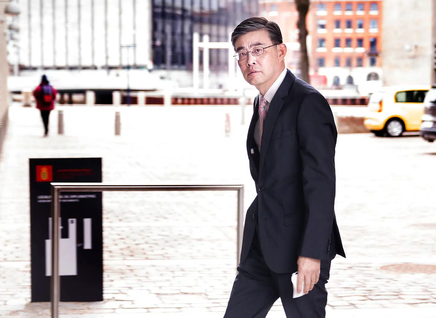 Kinas ambassadør i Danmark, Feng Tie, ankommer til Udenrigsministeriet i København 23. marts 2021. Han blev indkaldt til møde af udenrigsminister Jeppe Kofod (S) i forbindelse med, at Kina annoncerede sanktioner mod EU, som blandt andet omfatter tidligere statsminister Anders Fogh Rasmussens organisation, Alliance of Democracies.