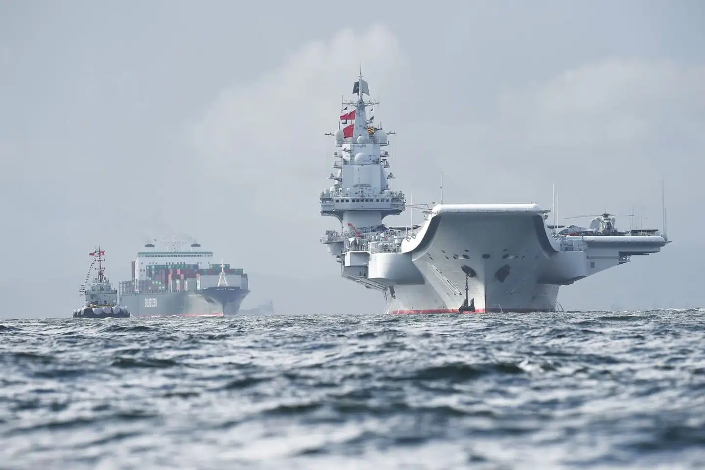 Det kinesiske hangarskib »Liaoning« ankommer til Hongkong i juli 2017.