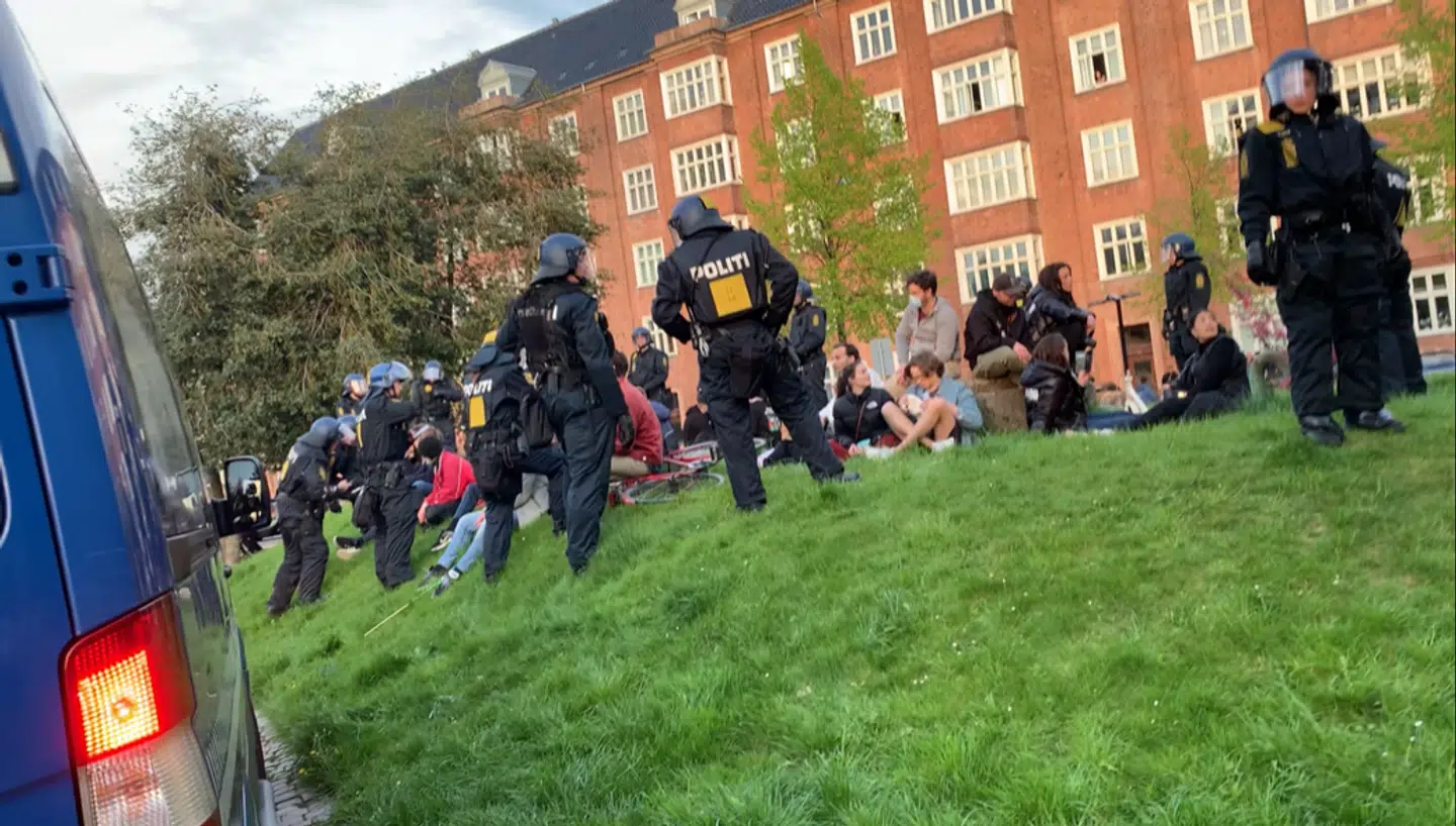 Demonstranter tilbageholdes ved Jagtvej.