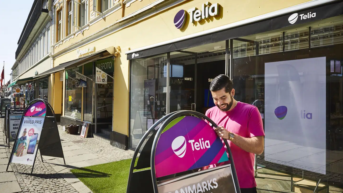 Telia blev sidste år overhalet af 3, som henviste den svenske koncern til en fjerdeplads i Danmark. Nu skal det tabte terræn vindes tilbage gennem en større satsning på internetforbindelser og tv-abonnementer, ligesom Telias 40 butikker fra nu også skal rådgive og vejlede selskabets små erhvervskunder og ikke kun privatkunderne.