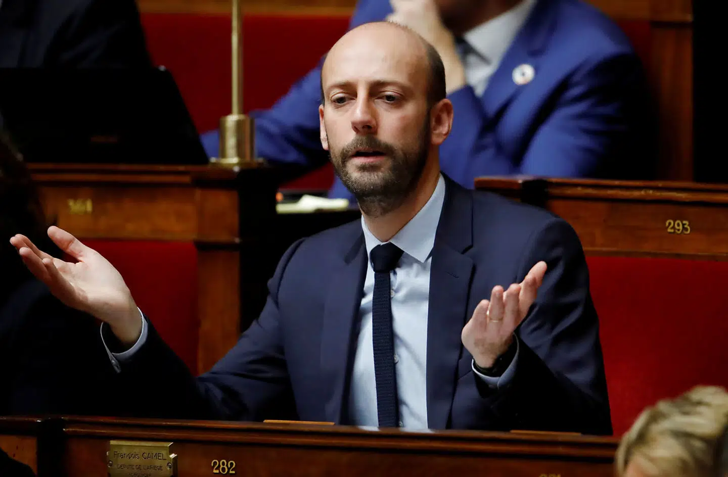 Det var set i bakspejlet næppe særlig smart, at LREMs generalsekretær, Stanislas Guerini, gik ind tørklædesagen ved at retweete et opslag fra højrenationale Rassemblement nationals vicepræsident.