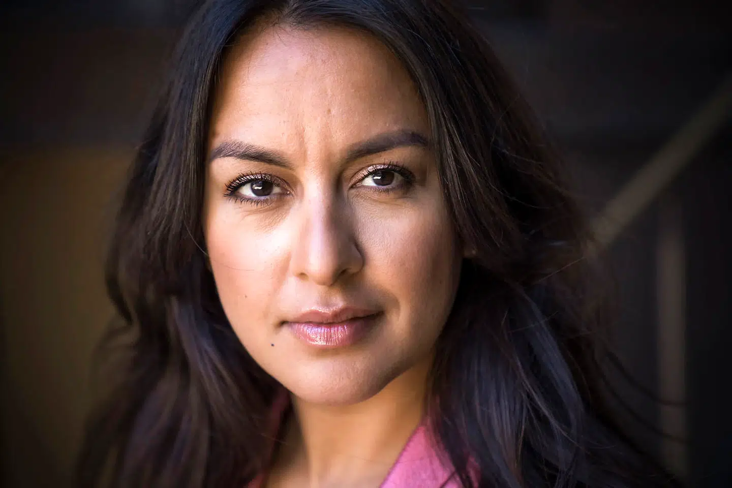 »Læreren herhjemme blev altså truet til tavshed for blot at tænke en idé højt om at vise Muhammed-tegningerne i undervisningen. Men hvor bliver ramaskriget af?« spørger Geeti Amiri.