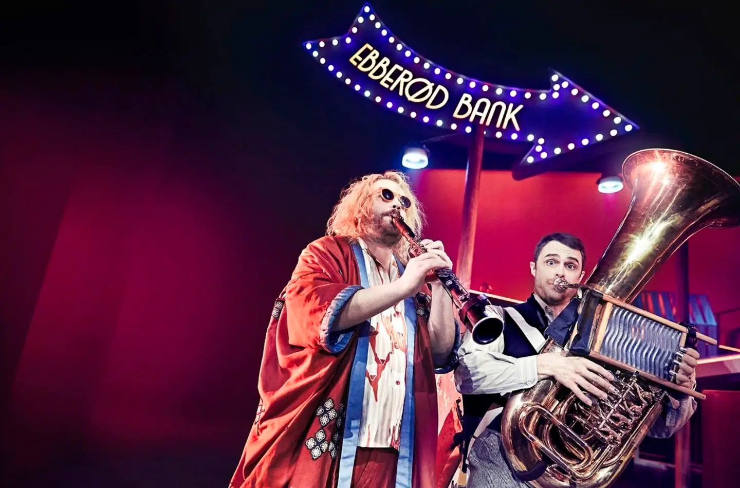 Frederik Cilius spiller på alle tangenter i »Ebberød Bank 2.0«. Her med musikeren Thomas Hamilton.