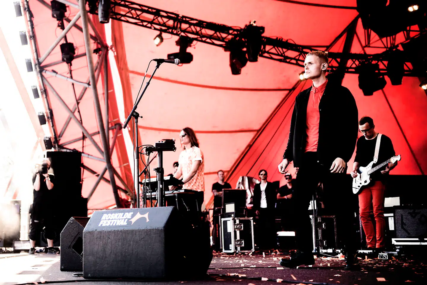 »Tilbage i marts meldte politikerne ud, at man skulle fortsætte planlægningen af landets festivaler. Men regeringen fulgte ikke op med den bekendtgørelse, der ville få festivalerne til at indgå kontrakter med musikerne. Dermed står vi nu i en endnu værre situation end i 2020. Denne gang har musikerne bare ingen kontrakter og kan dermed ikke søge kompensation,« skriver Jakob Sørensen. I 2015 åbnede Minds of 99 Orange Scene på Roskilde Festival.