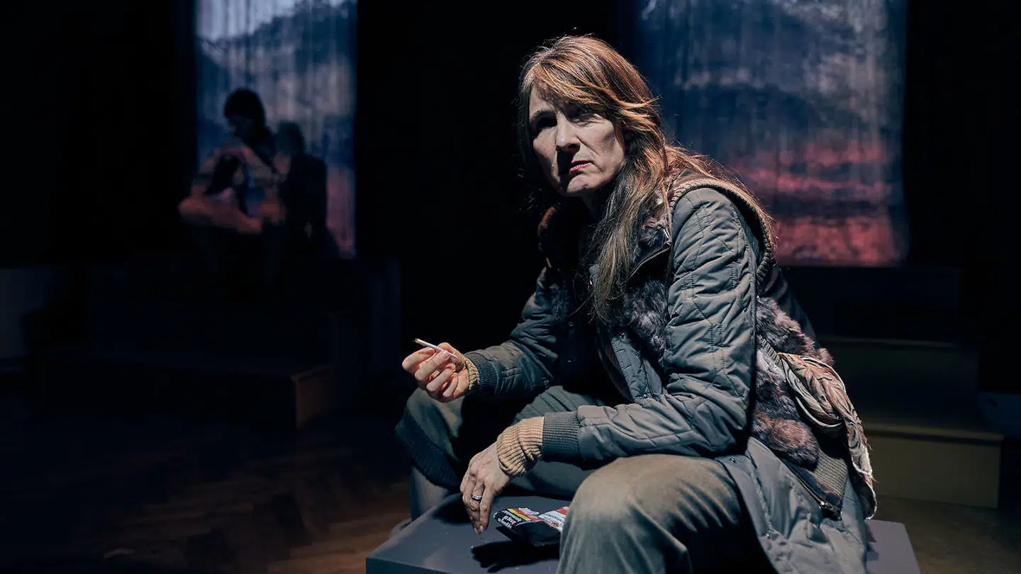 Charlotte Munck som forfatteren og nobelpristageren Svetlana Aleksijevitj. Sidstnævnte har i øvrigt fået den danske Sonningpris og kommer til København for at modtage prisen senere på året. En hæder, hun tildeles for både sit forfatterskab og for sin stædige og ikke ufarlige kamp for demokrati i hjemlandet Hviderusland.