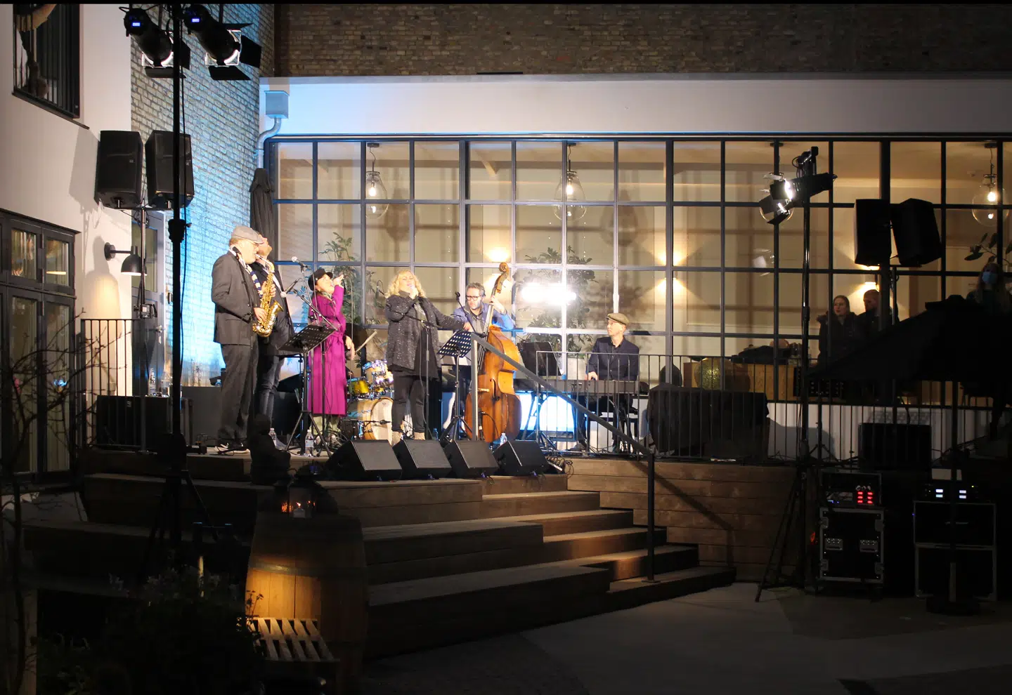 I gården er der jazz, som gæsterne kan lytte til fra værelserne på Hotel Kong Arthur.