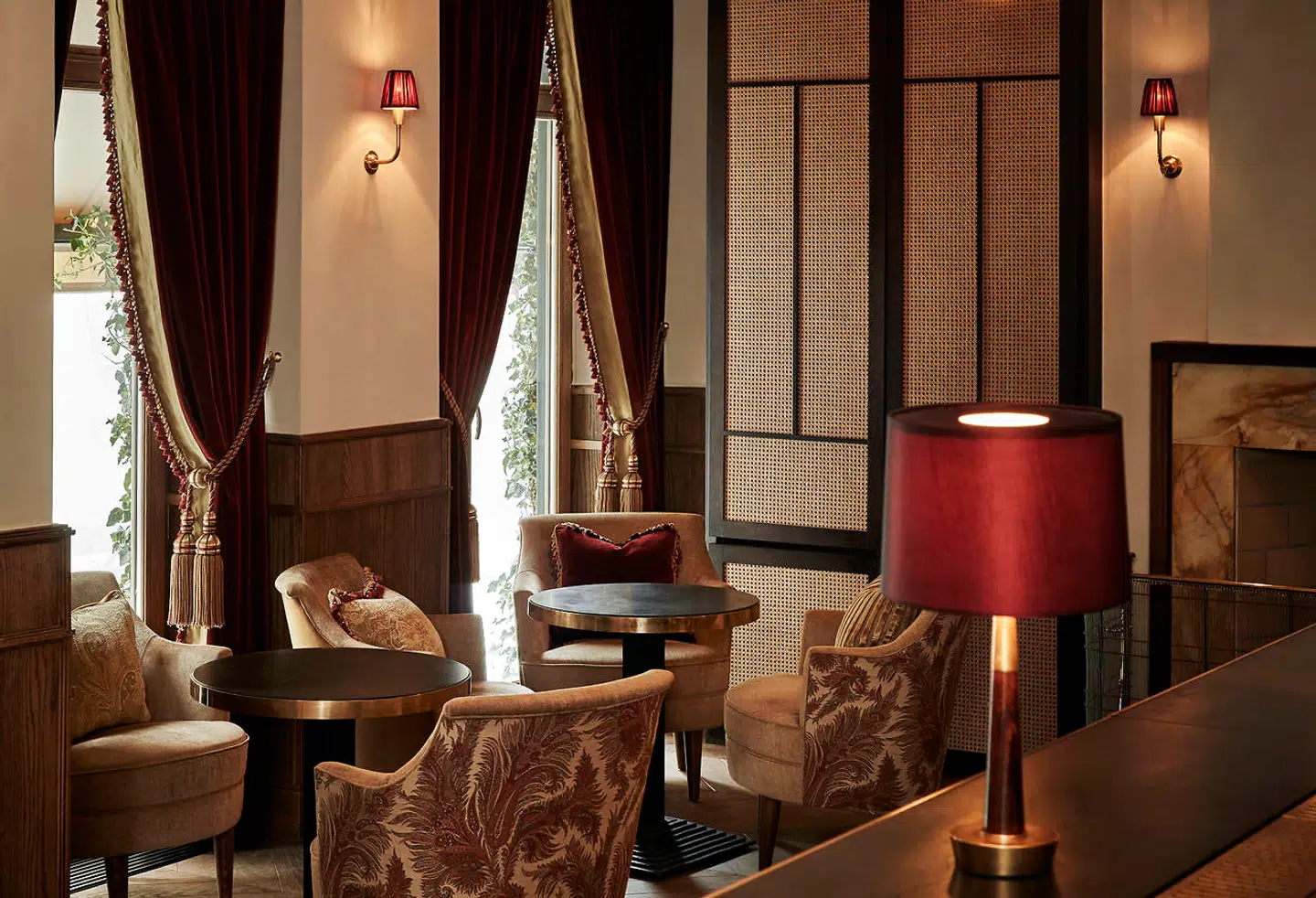 Cocktailbaren Tata er opkaldt efter det røde fortæppe på Det Kongelige Teaters Gamle Scene – og et oplagt sted at synke ned i de bløde stole på en regnvejrsdag. Med en drink i hånden, naturligvis.