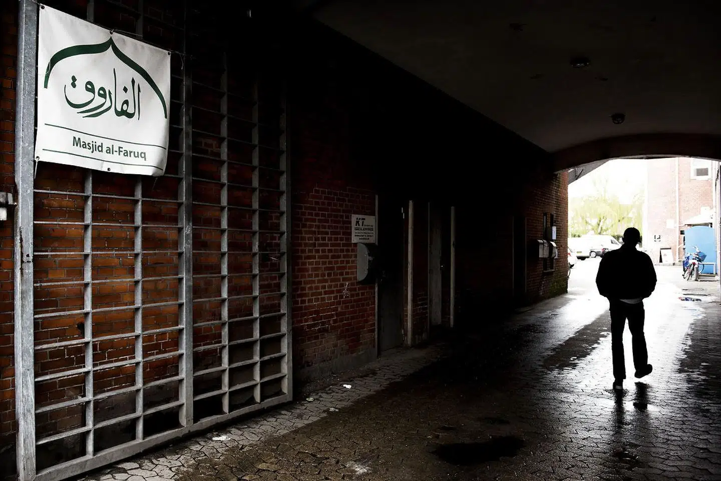 »Hvorfor tillader vi, at moskéer her til lands er hjemsted for de forskruede imamers spredning af den slags fjendske, islamistiske propaganda i Danmark? Jeg er godt klar over, at mange moskéer holder sig inden for skiven i forhold til en acceptabel praktisering af islam. Men der er altså bare nogle brodne kar,« skriver Marcus Knuth.