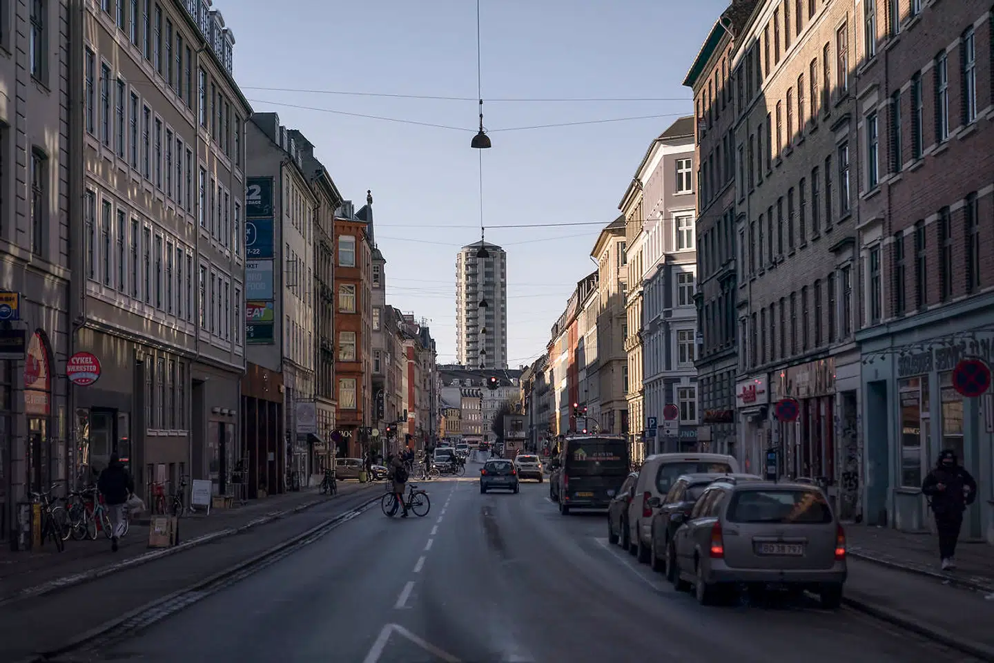 Det er blevet markant dyrere at købe en ejerlejlighed i hovedstaden det seneste år, men også priserne på huse og sommerhuse har haft fuld fart på.
