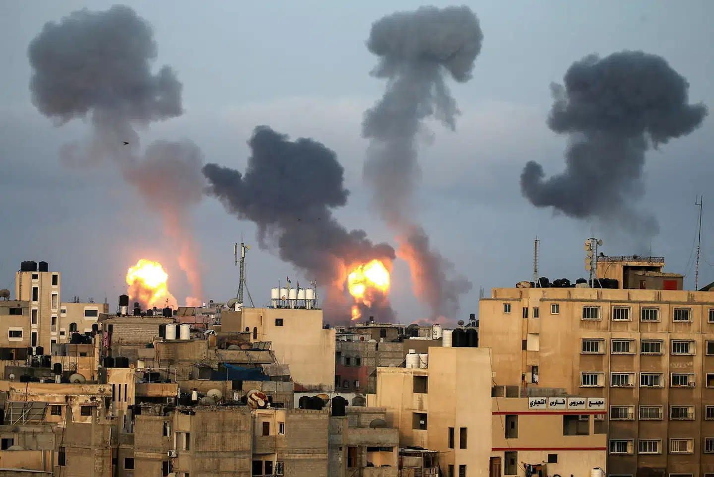 Røg og flammer efter et israelsk luftangreb mod Gaza-striben i dag.