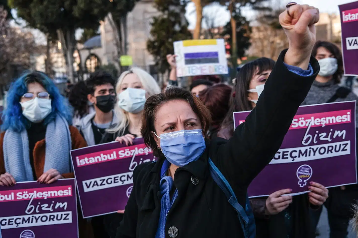 »En EU-ratificering vil ellers betyde, at EU kan spille en langt mere aktiv rolle i at håndhæve konventionens bestemmelser og beskytte kvinder mod vold i EU,« skriver Lise Gessø og Yildiz Akdogan. På billedet ses kvinder demonstrere for ligestilling i Istanbul 2. april 2021.