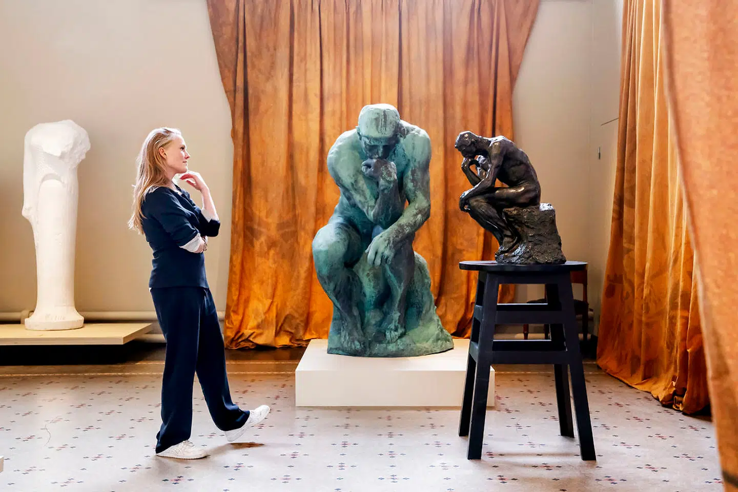 »Hvis ikke vi var blevet stoppet i tide, havde der jo stået store hornorkestre med tamburmajor og kanonslag inde i Rodin-udstillingen,« siger Mia Stensgaard.