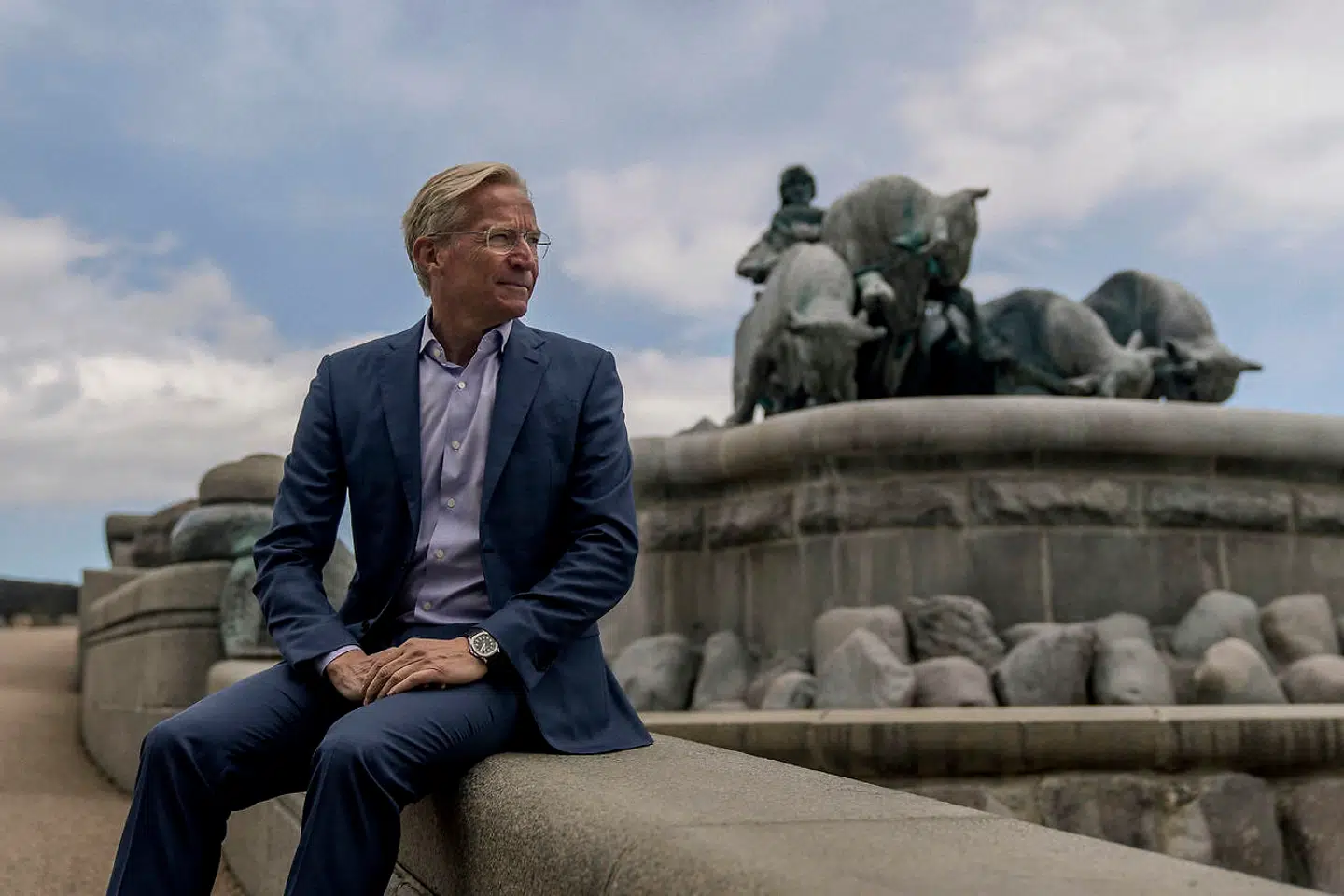 »Man skal altså spærre øjnene op, når Lars Rasmussen, bestyrelsesformanden for Coloplast med 19 milliarder kroner og Lundbeck med 13 milliarder kroner i omsætning, løfter stemmen,« skriver Thomas Bernt Henriksen i denne leder.