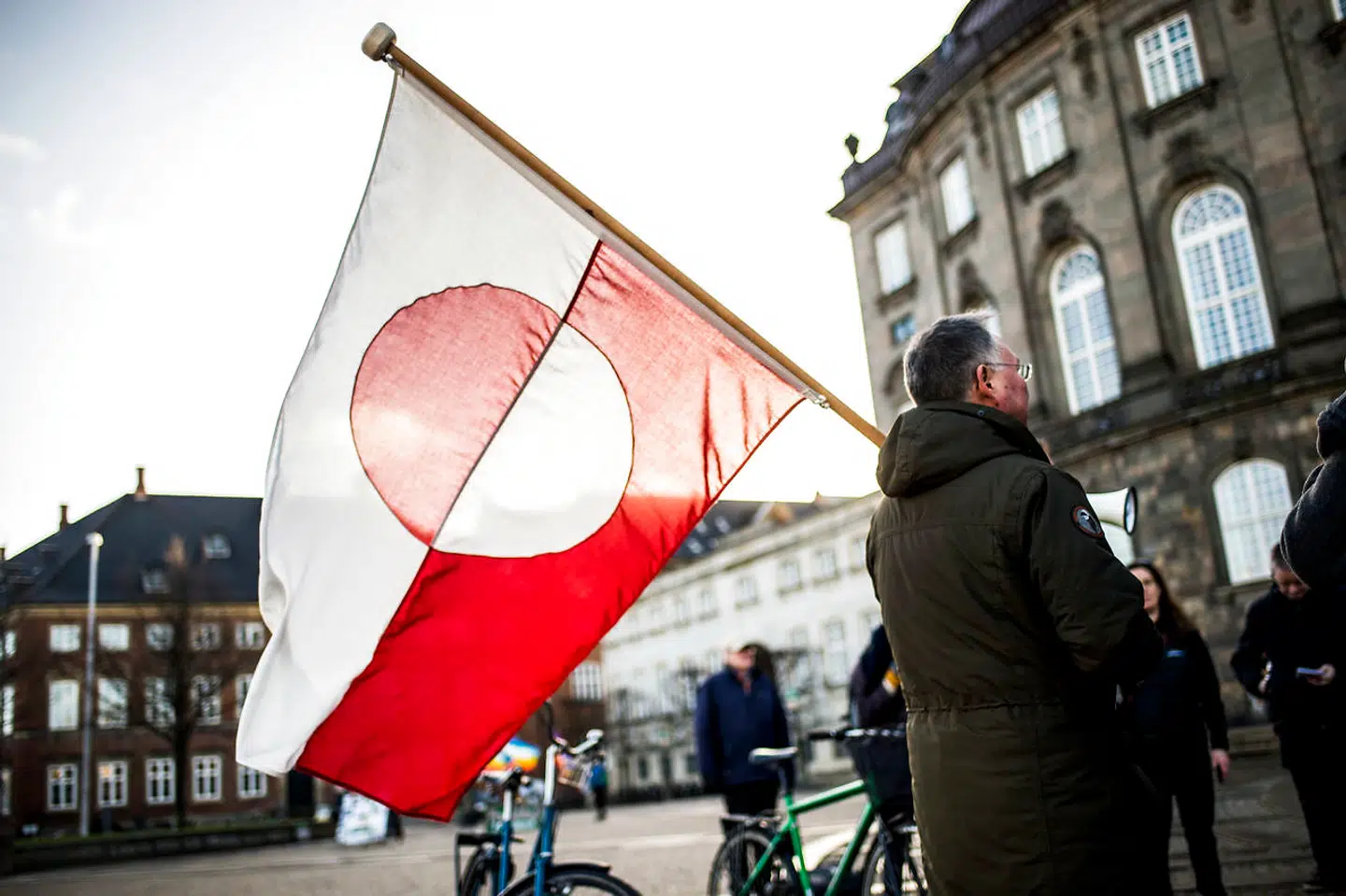 »Hvis tesen holder om, at alle dele af Rigsfællesskabet har store interesser i at bevare det, er det på høje tid, at vi også begynder at pleje det,« skriver Peter Nedergaard. På billedet ses et fakkeloptog for fokus på Rigsfællesskabet foran Christiansborg, 12. januar 2017.