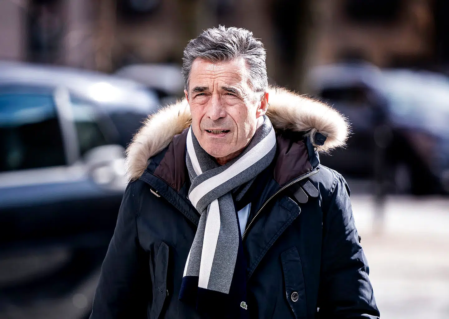 Anders Fogh Rasmussens demokratikonference bliver kritiseret i skarpe vendinger af den kinesiske ambassade i Danmark.