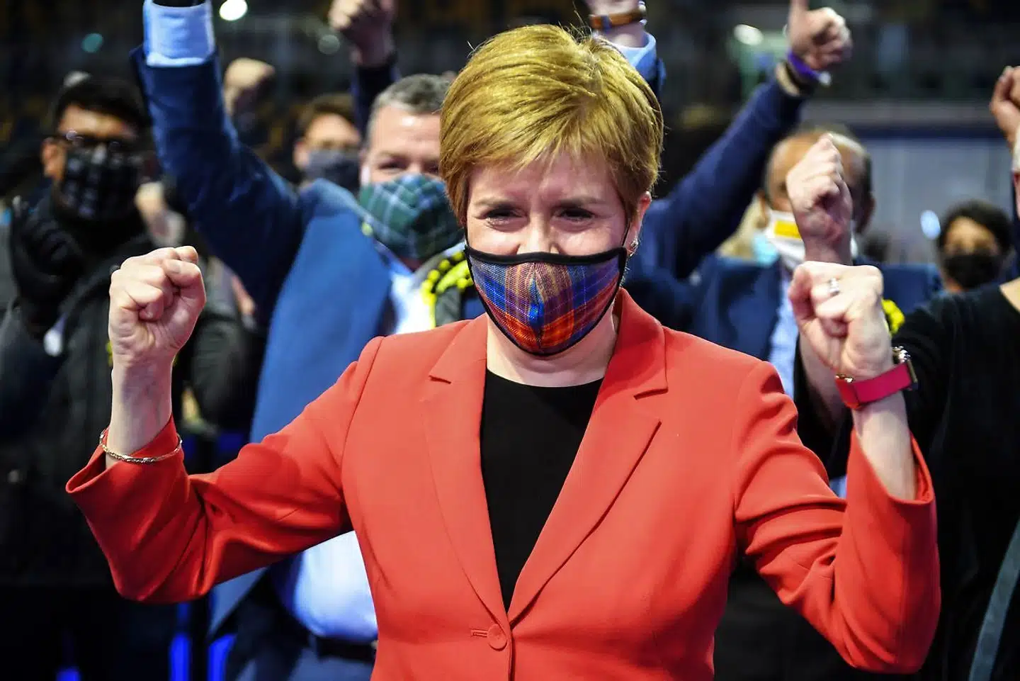 Den er hjemme. Nicola Sturgeon er leder af Det Skotske Nationalistparti (SNP) og skotsk førsteminister, og hun har ført sit parti til sin fjerde valgsejr i træk. Hun har nu et mandat for at kræve ny afstemning om uafhængighed.