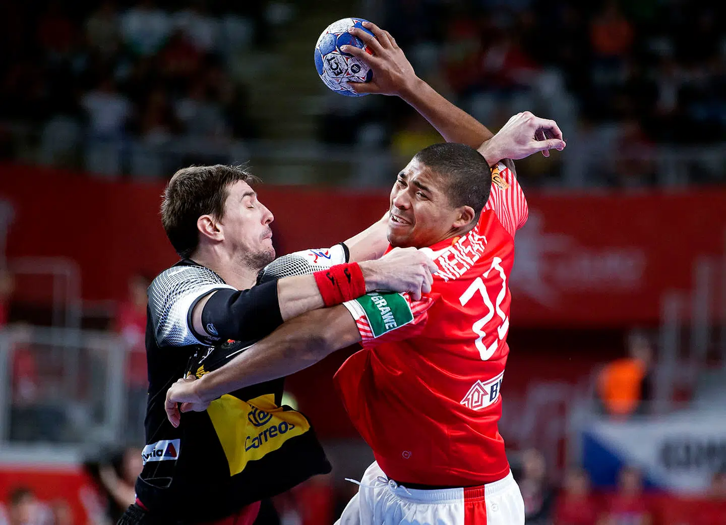 »Nu kan vi blot stikke en Pfizer-nål i armene på vor tids gladiatorer, der vil gøre deres ypperste for bringe danskerne jublende glade sammen foran skærmene derhjemme,« skriver Nima Zamani Aliabadi.