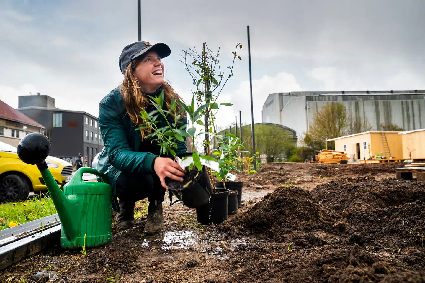 En af Øens Haves initiativtagere, Livia Urban Swart Haaland, i færd med at udplante noget af det, der i løbet af sommeren bliver til Københavns bæredygtige attraktion.