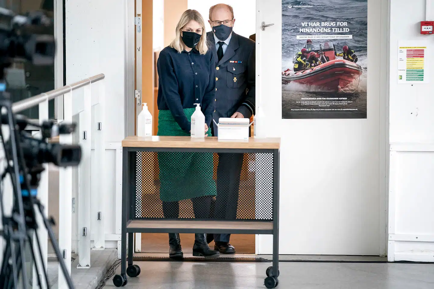 Forsvarsminister Trine Bramsen (S) har forsøgt at tage den politiske kontrol tilbage fra Forsvaret med skiftende held. Og hun beskyldes for med sin facon at have gjort det modsatte. Men overalt i verden er der magtkampe mellem det politiske og det militære system. Her er der dog fred ved en virtuel overdragelsesceremoni af Danmarks første F-35-fly i april.