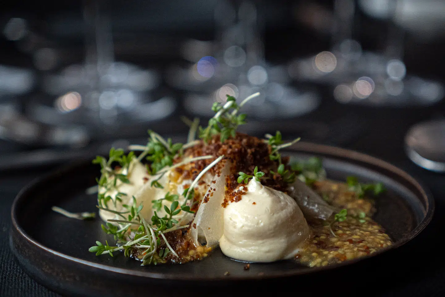 Det Glade Vanvid er et jysk gourmetkoncept, der nu rykker ind i København med fast menu og vin ad libitum til mellem 499 og 599 kroner for en aften.