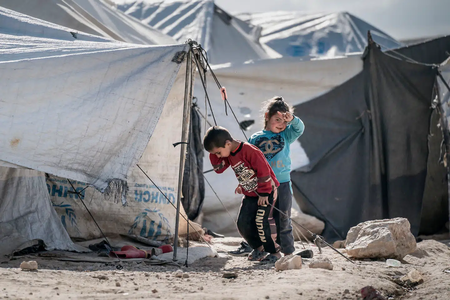 Partier bag den taskforce, der skal afklare danske børns vej hjem til Danmark fra de syriske fangelejre, er indstillet på at sondre mellem mødrene og børnene. Her har Berlingskes Asger Ladefoged fotograferet to børn i den kurdiskkontrollerede fangelejr al-Hol.