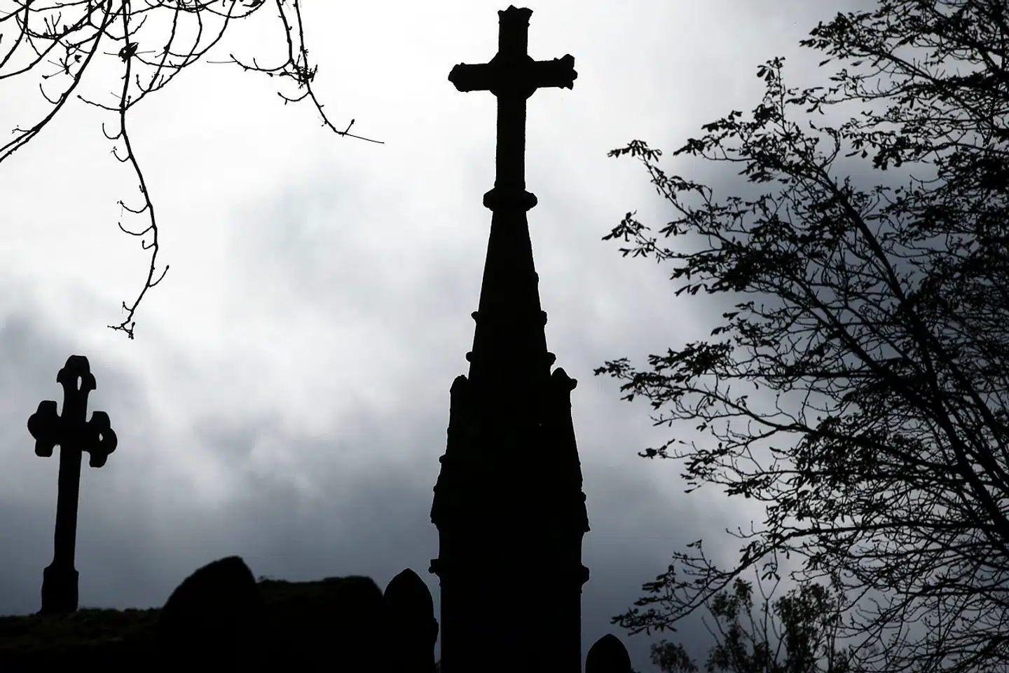»Vampyren fra Ropraz« er en roman om, at monstre ikke bliver skabt af sig selv, men af samfund, hvor ondskab er latent og systemer svigter.