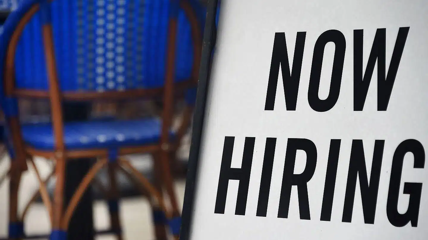 Det amerikanske samfund er nu tæt på at være tilbage på normalen uden coronarestriktioner, men jobmarkedet skuffede i april.