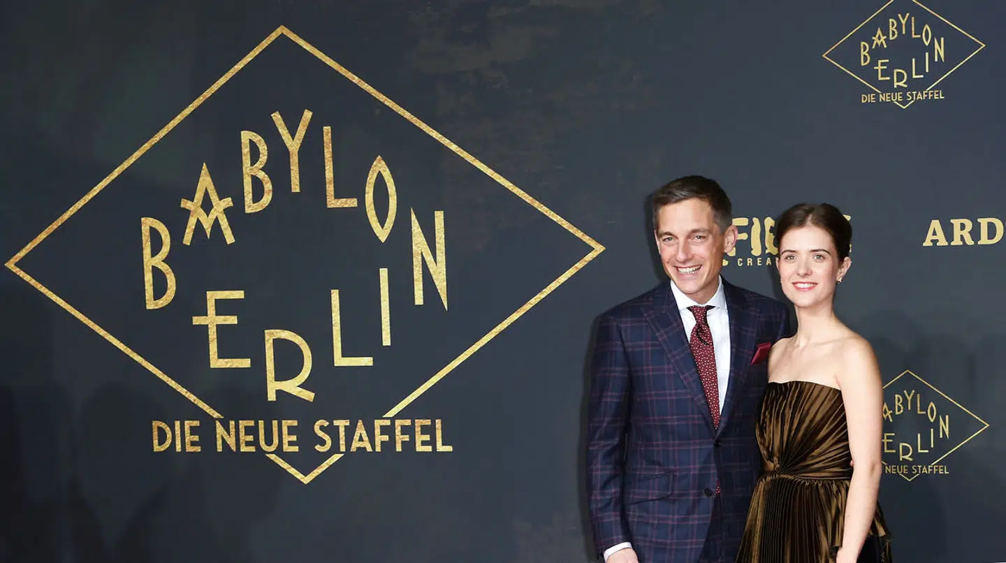 Liv Lisa Fries og Volker Bruch er hovedpersonerne Charlotte Ritter og Gereon Rath i tv-serien bygget på forfatteren Volker Kutschers romaner.