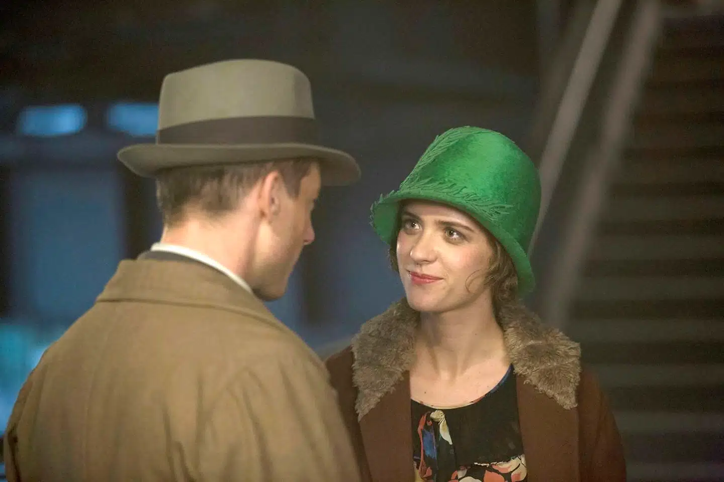 En ny række episoder af »Babylon Berlin« er i øjeblikket ved at blive indspillet. Hovedrolleindehaver Volker Bruch bærer i modsætning til andre ikke maske uden for selve filmoptagelserne. Produktionsfirmaet bag serien har oplyst, at han har fremvist en attest med medicinske grunde til ikke at bære maske.