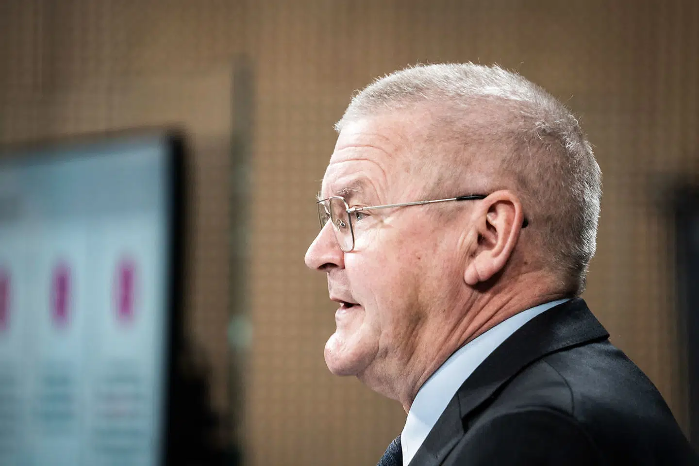 Nationalbankdirektør Lars Rohde har kaldt erhvervsminister Simon Kollerup (S) til orden i sagen om bankernes minusrenter. Det klæder Rohde.