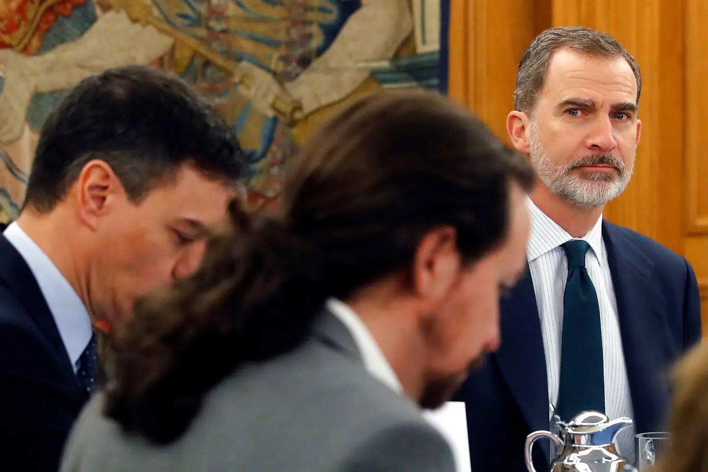 Kong Felipe 6. ser skeptisk til under et møde med premierminister Pedro Sánchez og Pablo Iglesias. Podemos-lederen har heller ikke, mens han var vicepremierminister, lagt skjul på, at han helst ser monarkiet afskaffet så hurtigt som muligt.