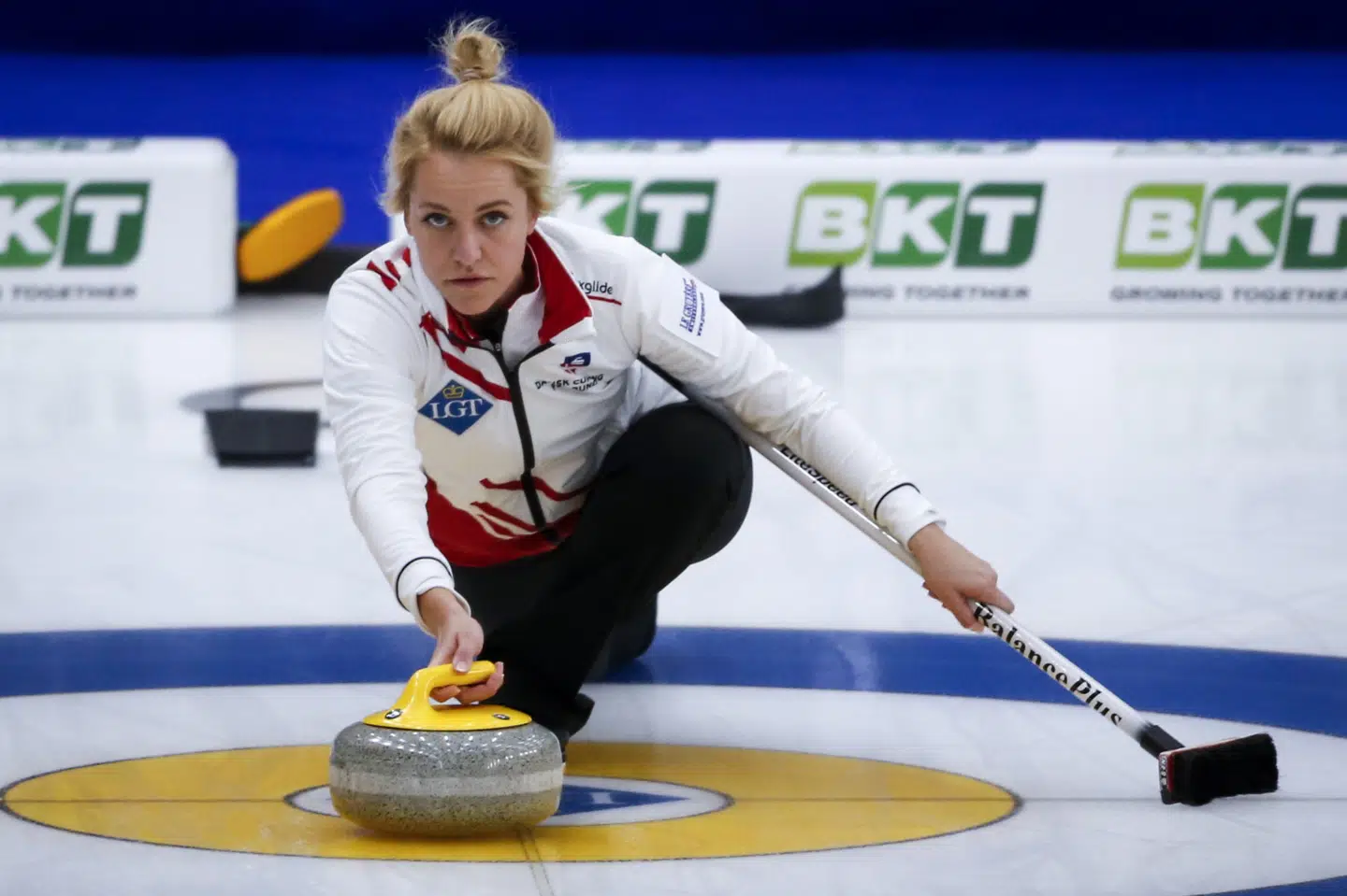 Madeleine Dupont og det danske hold slog natten til fredag Estland ved VM i Calgary.