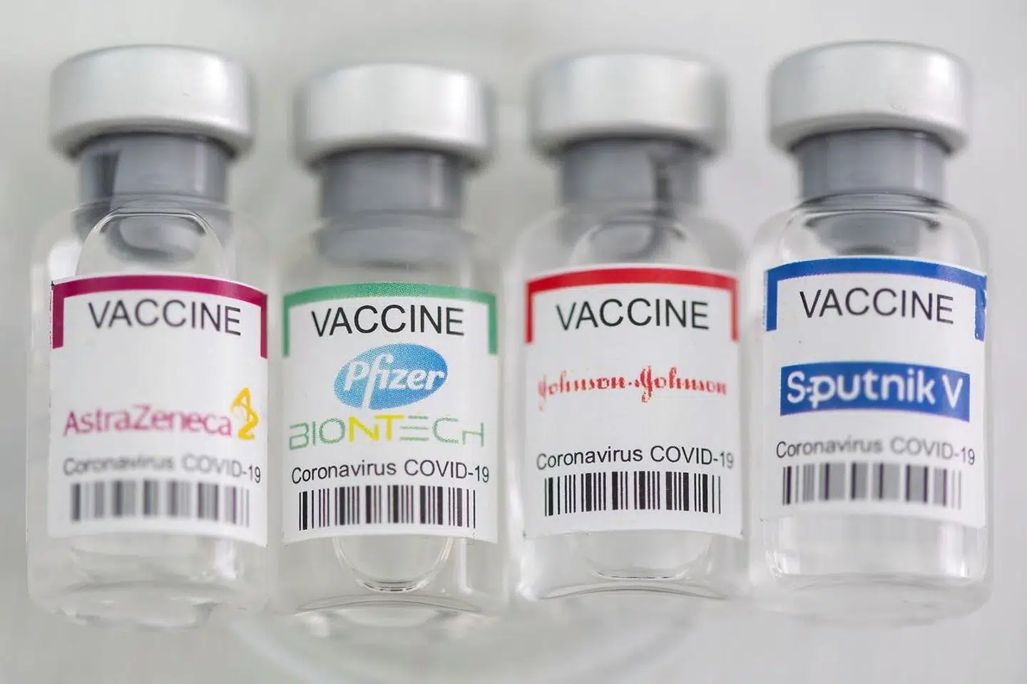 »Johnson & Johnson- og AstraZeneca-vaccinerne var tiltænkt en hovedrolle i Danmark, men Sundhedsstyrelsen har valgt at indstille brugen pga. mistanke om alvorlige bivirkninger. Denne beslutning afviger fra alle andre lande, inklusiv USA og England hvor man har erfaring fra brugen af mere end 30 millioner af disse vacciner. I forbindelse med aflysningen af Johnson & Johnson-vaccinen udtalte Sundhedsstyrelsens direktør således 'det er ikke en kæmpe katastrofe hvis vi ikke har den',« skriver Erik Heegaard.