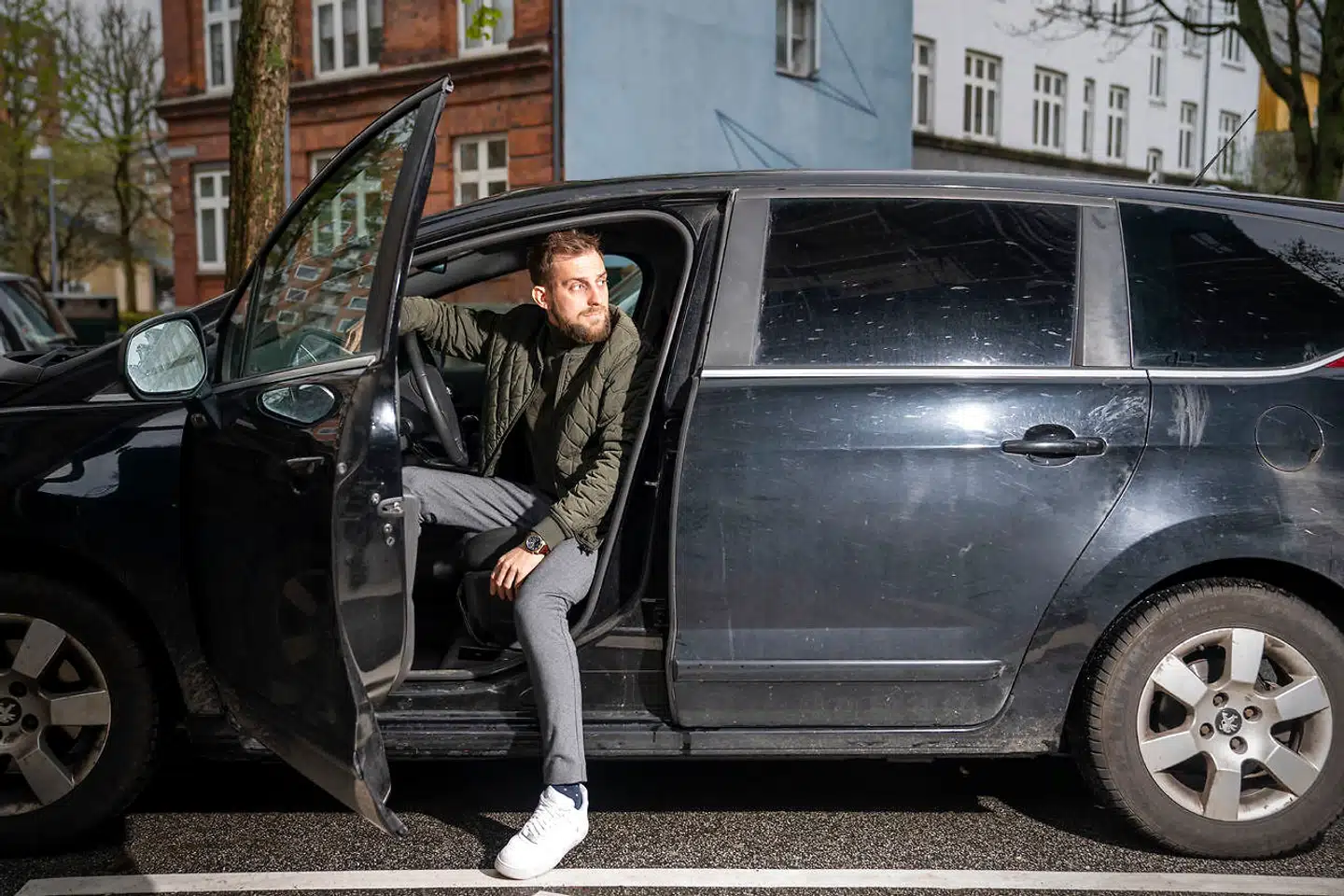 Taus Edwards bor på Frederiksberg er afhængig af sin bil for at komme på arbejde. »Man er også nødt til at have øje for os, som gerne vil bo i København, men som er nødt til at komme frem og tilbage på arbejde,« siger han.