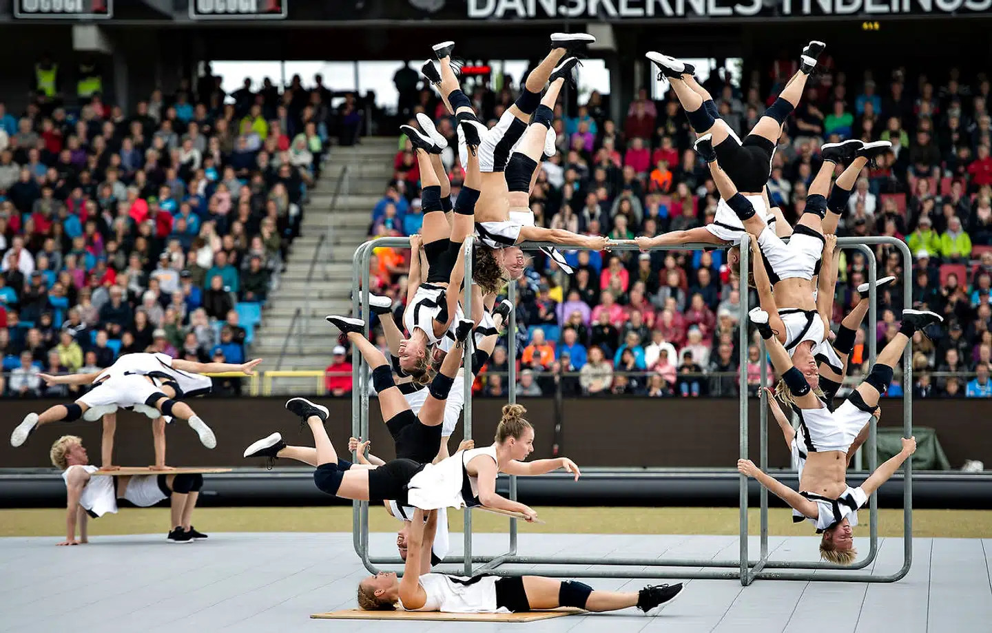 Det kan blive vanskeligt for mange idrætsforeninger at finde det fornødne mandskab til at tjekke, om idrætsudøverne har et gyldigt coronapas, når de skal have adgang til indendørs, bemandede idrætsfaciliteter.