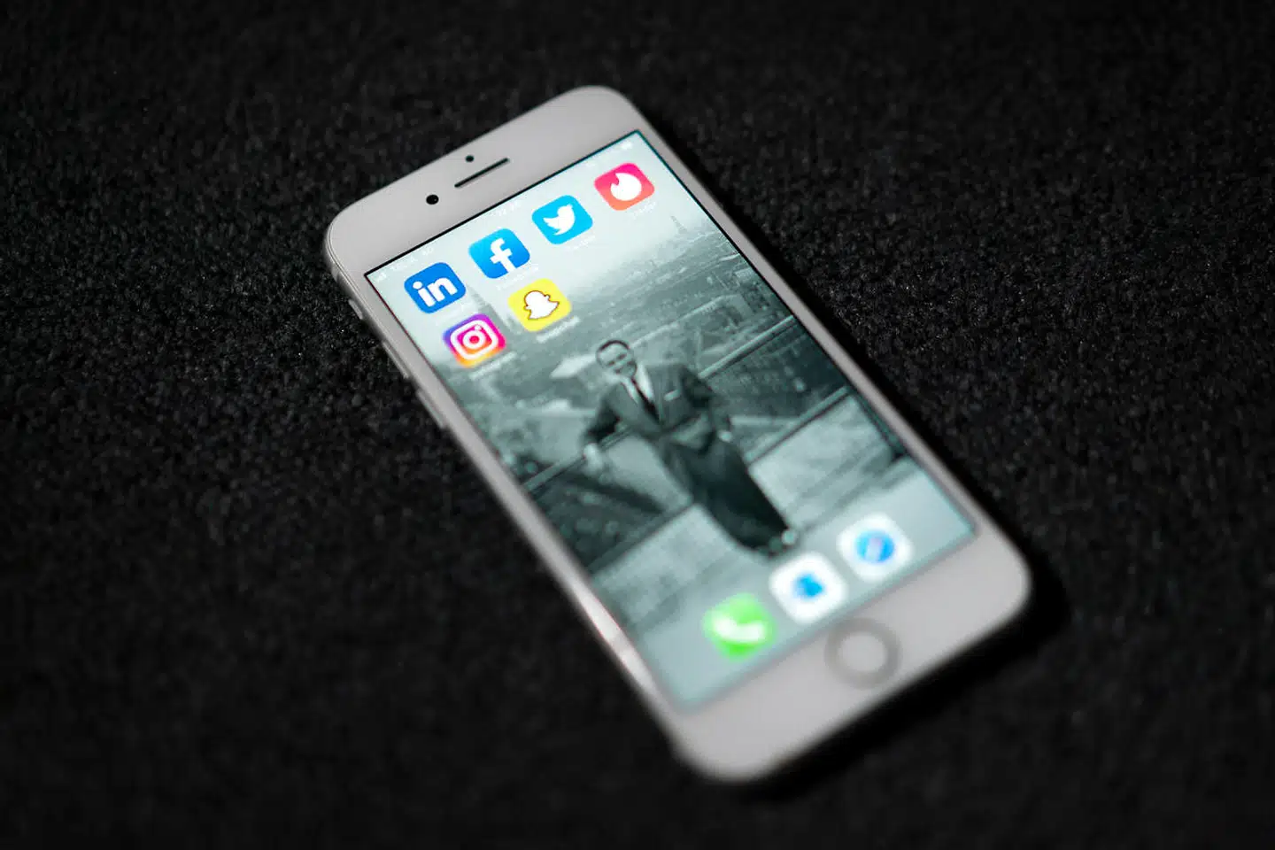 På de sociale medier flyder bølger af tilkendegivelser over for begivenheder og bevægelser. Terrorangreb, dødsfald og politiske bevægelser bliver anerkendt med strømme af hashtags, billeder og filtre. Er to ord og en skråstreg den nye version?