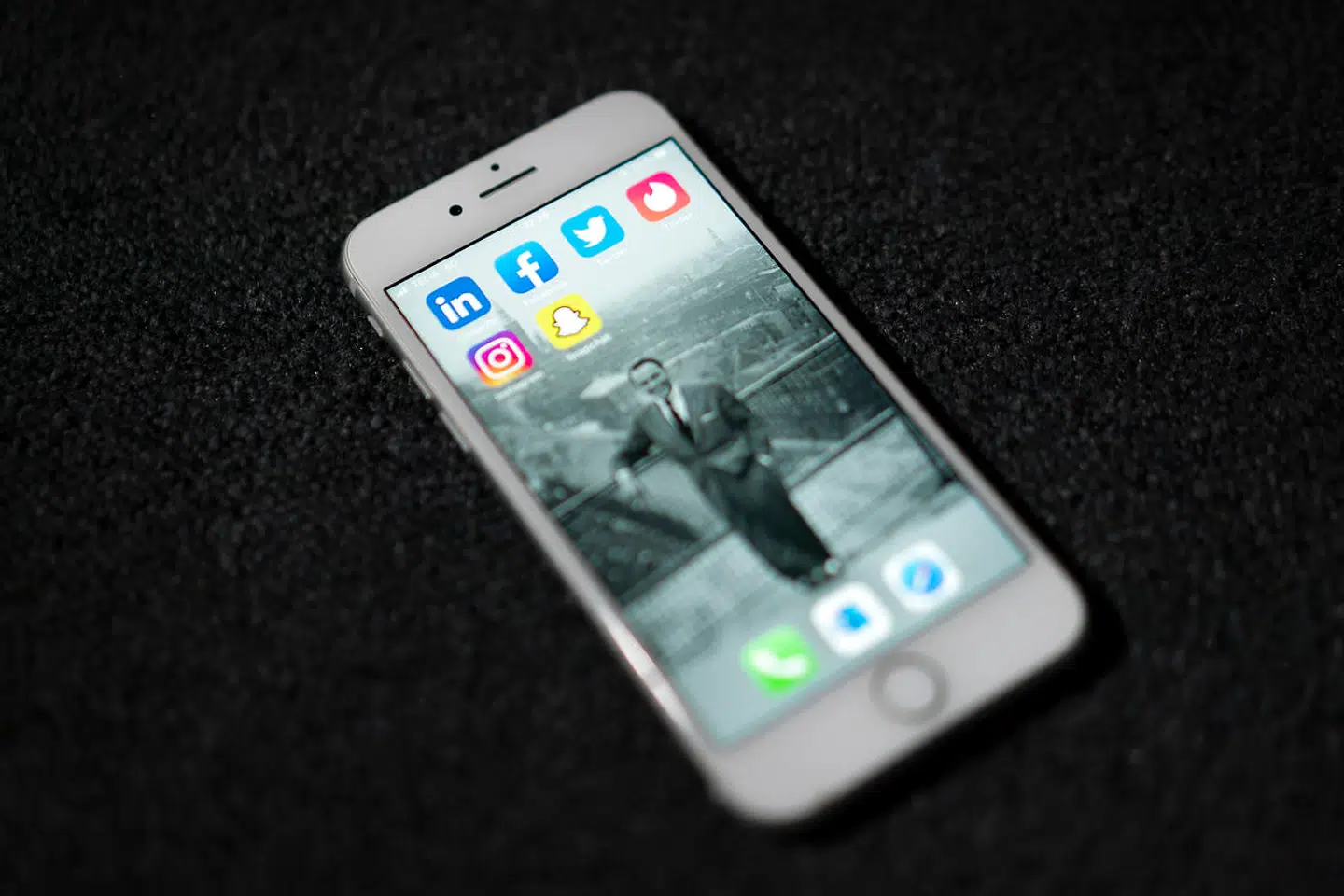 På de sociale medier flyder bølger af tilkendegivelser over for begivenheder og bevægelser. Terrorangreb, dødsfald og politiske bevægelser bliver anerkendt med strømme af hashtags, billeder og filtre. Er to ord og en skråstreg den nye version?