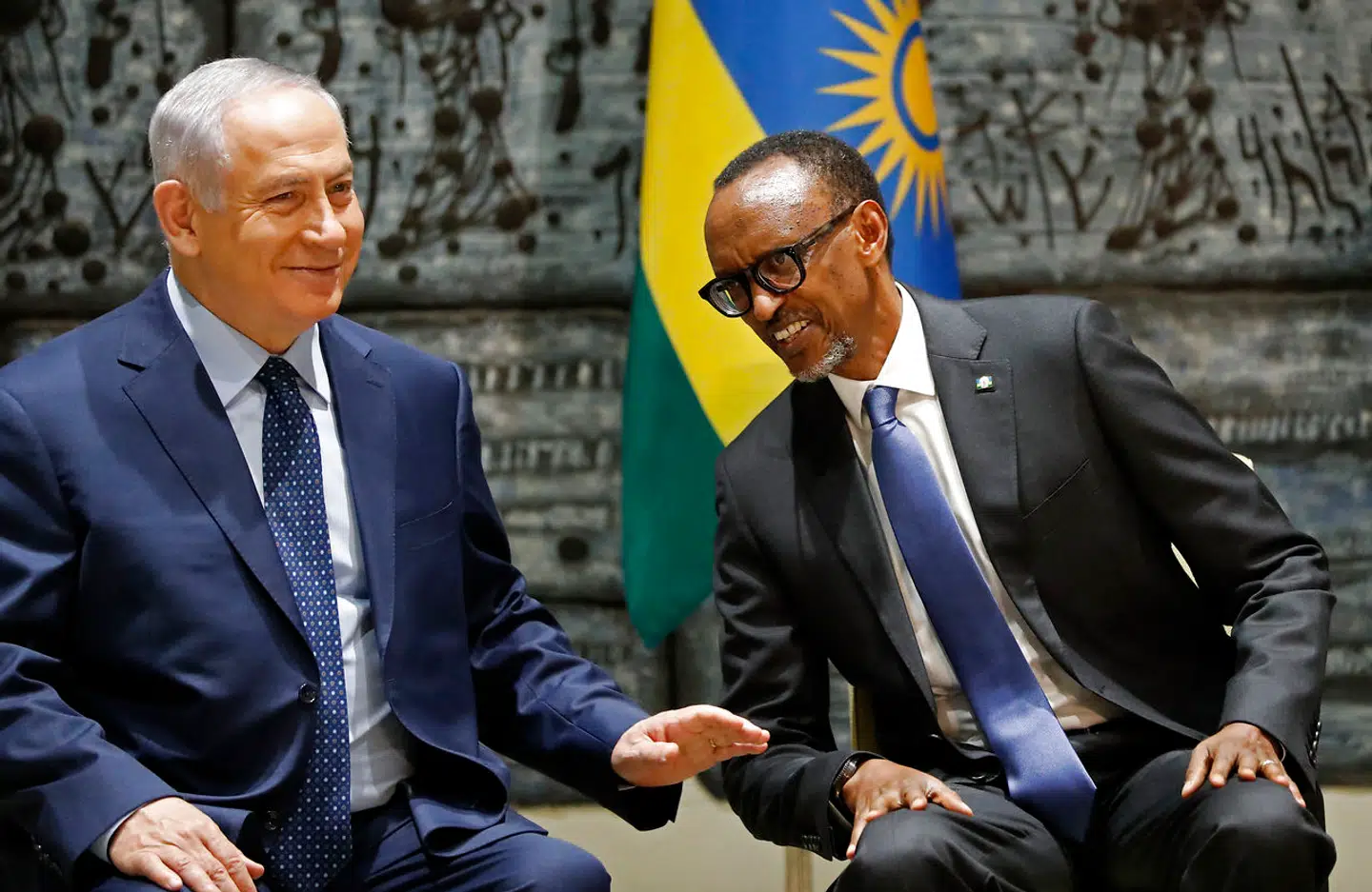 Rwandas præsident, Paul Kagame (th.), på besøg hos den israelske premierminister, Benjamin Netanyahu, i 2017, da de to lande havde en hemmelig asylaftale.