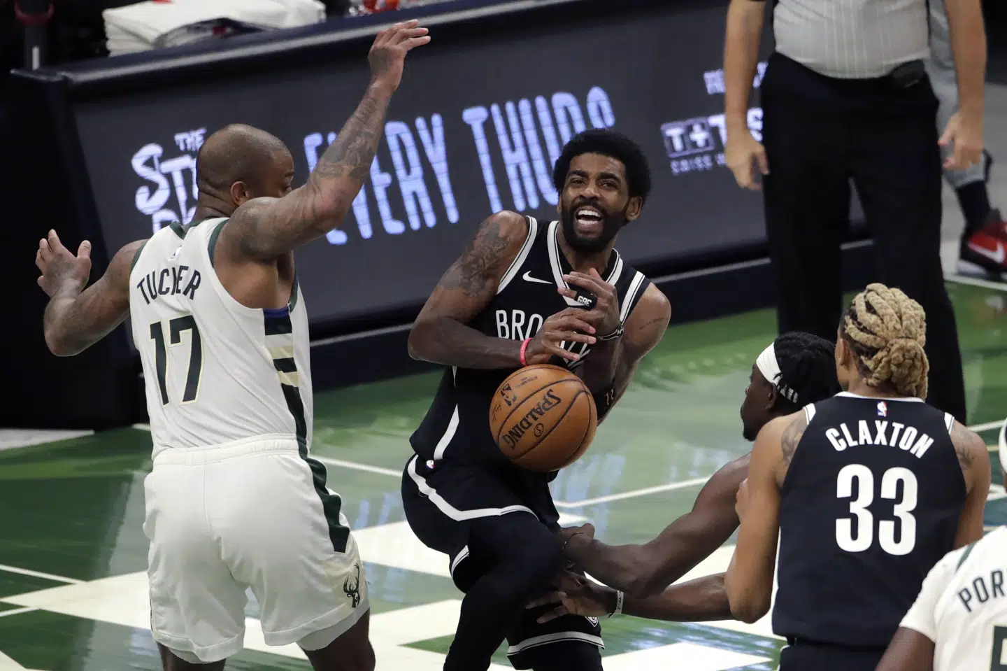 Kyrie Irving (med bolden) nægtede efter et nederlag tirsdag mod Milwaukee Bucks at møde op til et pressemøde. Det koster nu Brooklyn Nets-spilleren 35.000 dollar i bøde. Aaron Gash/Ritzau Scanpix