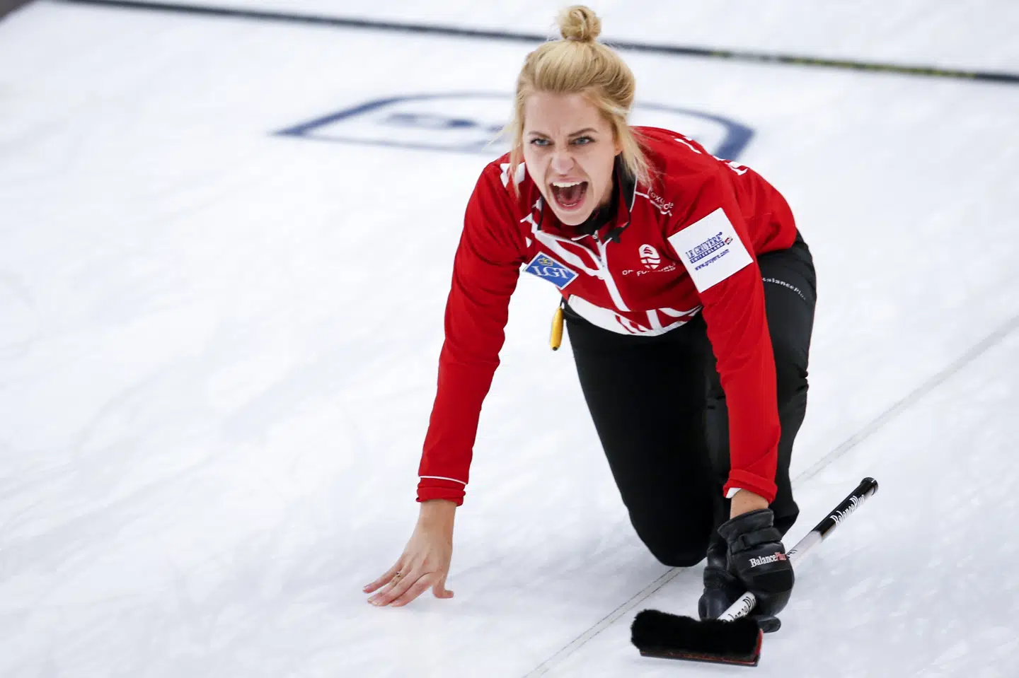 Skipper Madeleine Dupont og de øvrige danske curlingkvinder har vundet tre kampe i træk ved VM. Jeff Mcintosh/Ritzau Scanpix