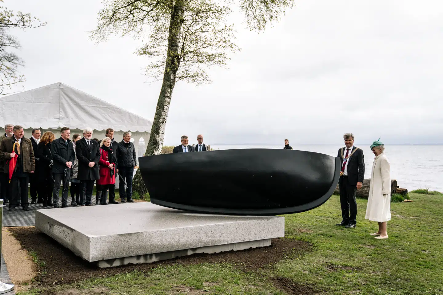 Vejret var oktoberagtigt, da dronning Margrethe indviede Per Arnoldis flugtmonument, »Oktober 43«, på Peder Mads Strand ved Sletten Havn. Monumentet formår at inddrage både stranden, Sundet og den svenske kyst i sin fortælling.