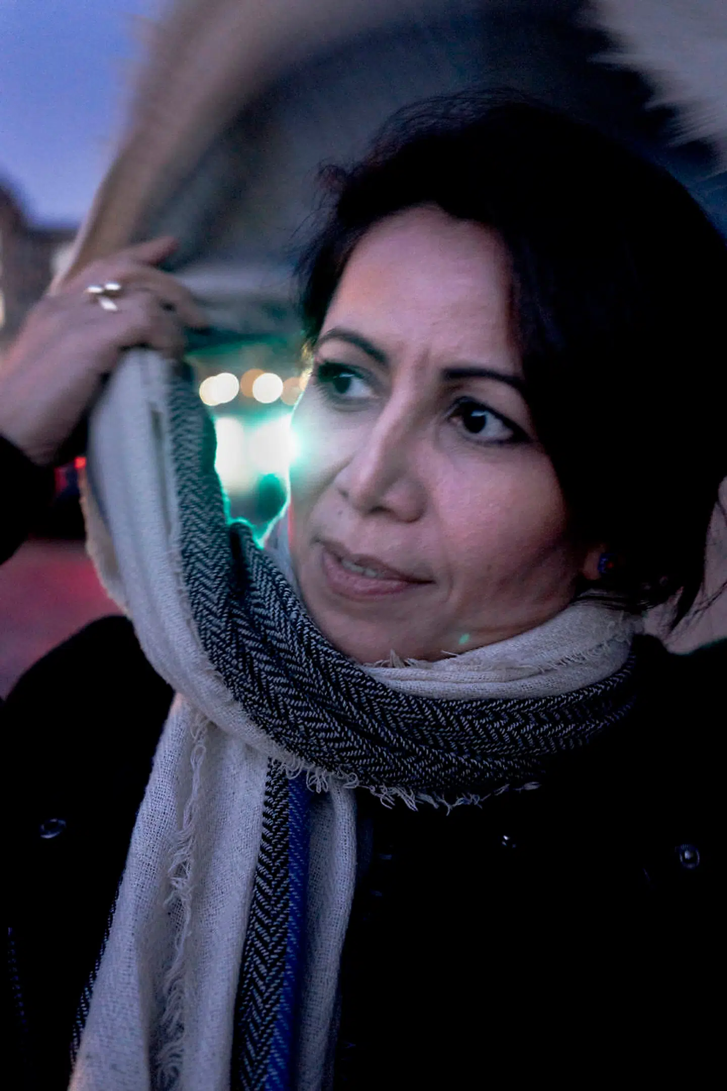 Özlem og hele familien er nemlig blevet smittet med en muteret variant af coronavirussen, og hun er relativt hårdt ramt. Hun har astma, så virussen har sat sig på lungerne. Hun har lidt feber, hovedpine, hun hoster, og dertil kommer kommer nye symptomer hver dag.»Lige nu gør det ondt i min hud. Det er, som om at alt tøj, jeg har på, stikker,« siger Özlem Cekic.