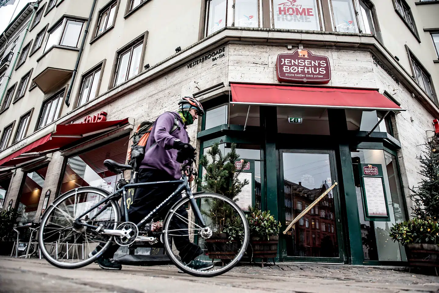 Jensens Bøfhus har siden september 2020 været under en konflikt med 3F, der har betyder, at over 100 ansatte ikke har kunne modtage lønkompensation under tvangshjemsendelse.