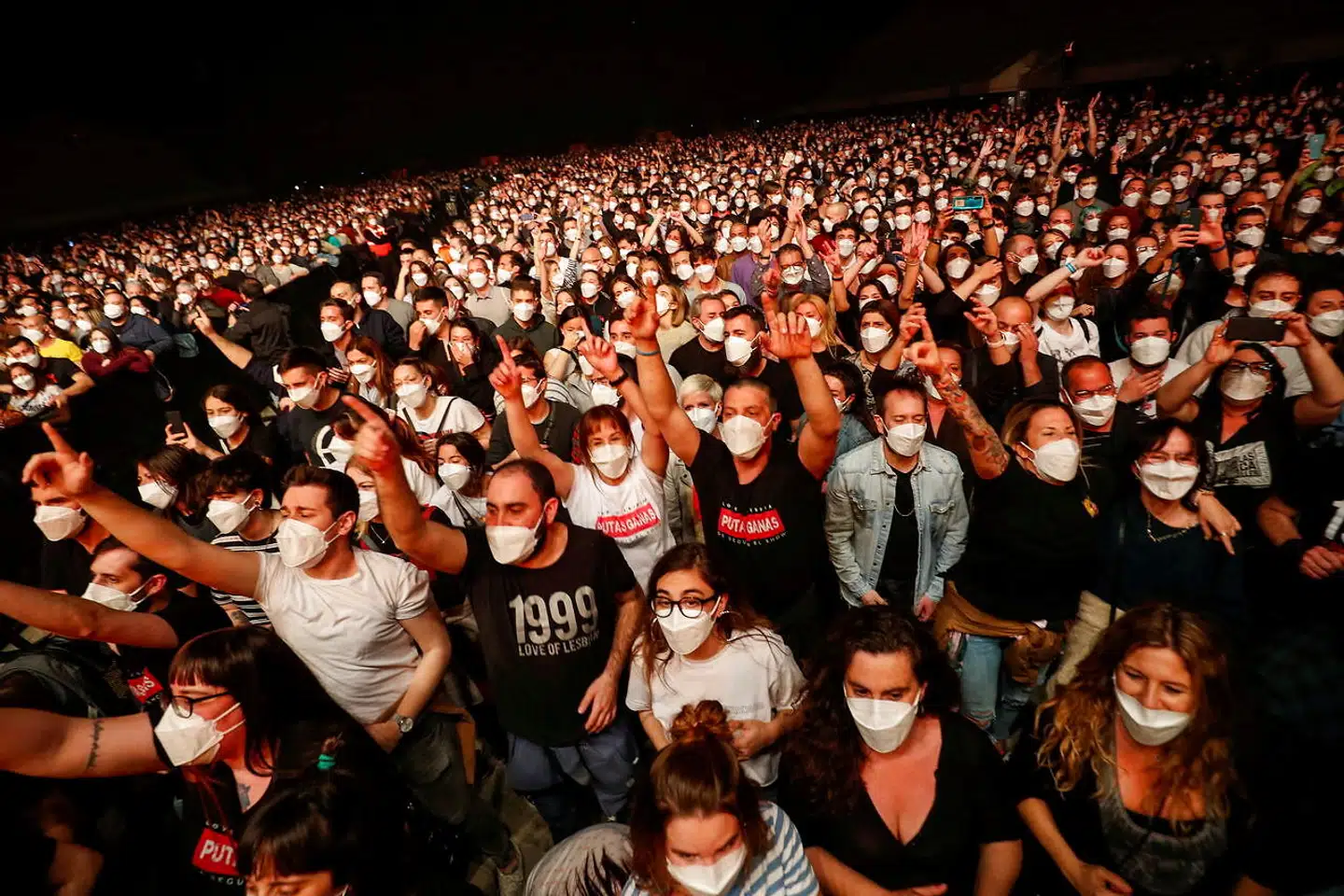 27. marts gav Love of Lesbian koncert for 5.000 i Barcelona. Forskere fulgte arrangementet, hvor alle forinden skulle testes og bære mundbind under koncerten. Seks af de 5.000 deltagere blev efterfølgende testet positive. Heraf havde fire med sikkerhed pådraget sig virussen i anden forbindelse.