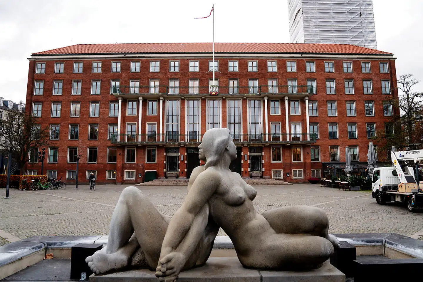 Parkeringspladsen bag Frederiksberg Rådhus skal fjernes til fordel for et nyt grønt byrum. Under det grønne skal der anlægges en stor parkeringskælder. Socialdemokratiets spidskandidat mener dog, at de 100 millioner kroner, som projektet står til at koste, burde bruges andetsteds.